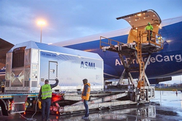 Photolithography Giant ASML's Shares Plunge by 16%: Weak Sales and Orders Drop Over 50%